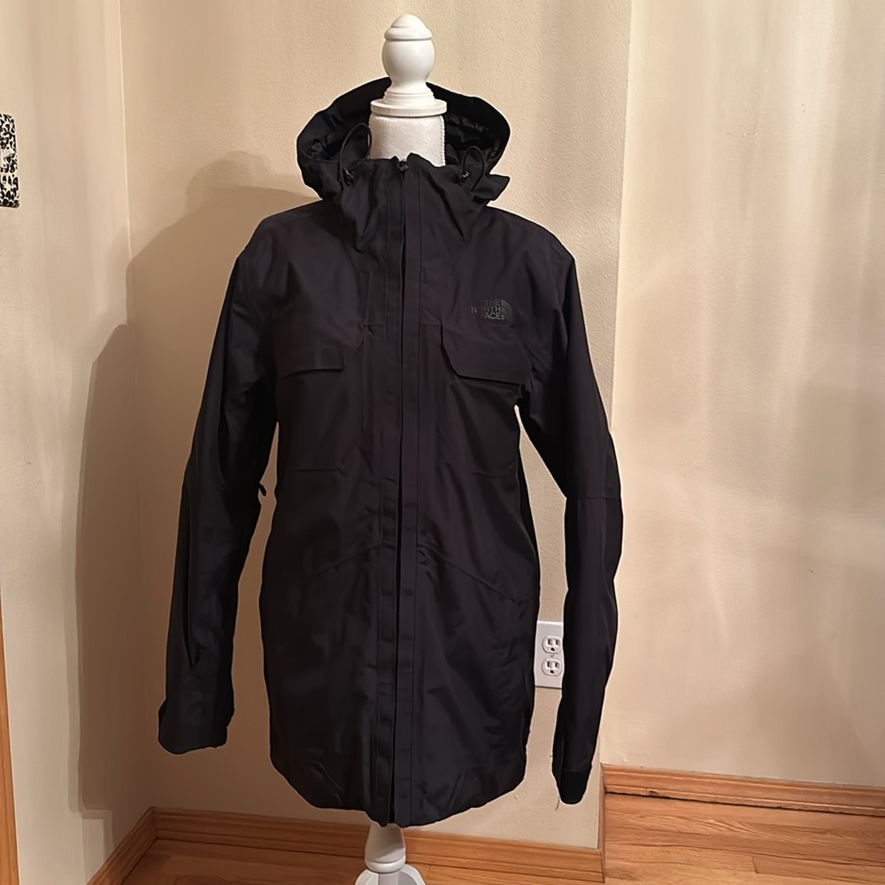 North face Black Mens jacket. hooks for snow pants. nice warm coat size small